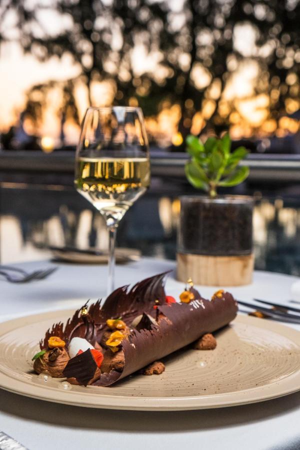 فندق لوكس* سانت جيلز سان جيل لي بان المظهر الخارجي الصورة A glass of white wine with a dessert